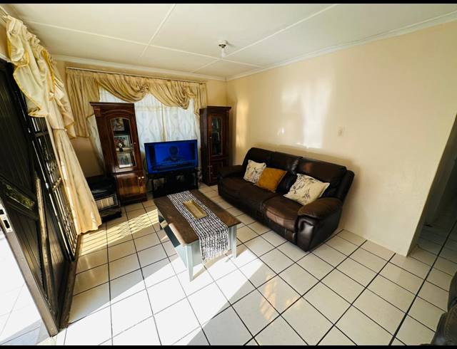 4 BEDROOM FREEHOLD FOR SALE IN EASTWOOD